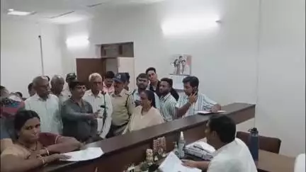 बिचौली हप्सी: देवगुराड़िया में कॉलोनाइजर ने प्लाट बेचकर कॉलोनी विकसित नहीं की, परेशान प्लाट धारक जनसुनवाई में कलेक्टर से मिले