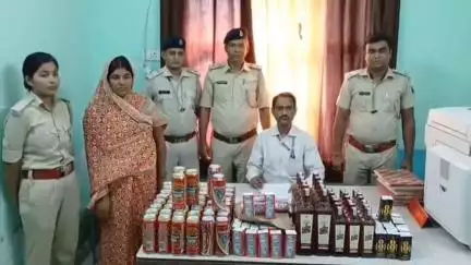 बेतिया: मध निषेध अधीक्षक ने कार्यालय में की प्रेस वार्ता, भारी मात्रा में शराब बरामद, महिला कारोबारी गिरफ्तार