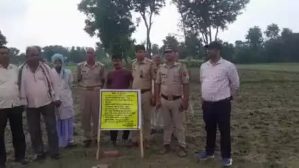 गोंडा: नायब तहसीलदार और इटियाथोक पुलिस ने ग्राम रामपुर महादेवा के राममूरत सिंह की अवैध अपराध से अर्जित जमीन को किया कुर्क