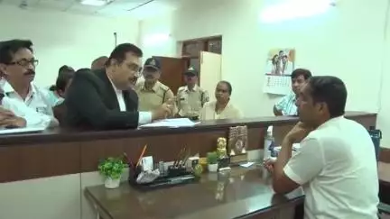 राऊ: कलेक्टर की जनसुनवाई में स्टाम्प वेंडर पहुंचे, ₹100 के स्टाम्प नोटर पर जताई आपत्ति