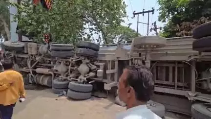 मुज़फ्फरनगर: डस्ट से भरा तेज रफ्तार डंपर अनियंत्रित होकर पलटा, चार बाइक और एक पिकअप सवार दबे, एक की मौत और सात घायल