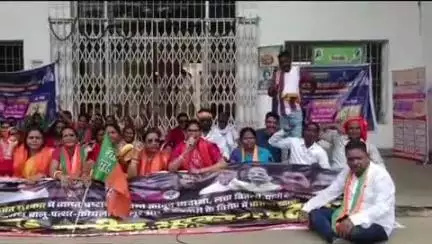 पाकुड़: पाकुड़ सदर ब्लॉक में भाजपा का धरना प्रदर्शन, गिरती कानून व्यवस्था और भ्रष्टाचार का किया विरोध