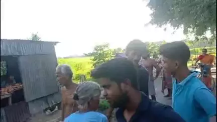 ময়নাগুড়ি: ভূজারীপাড়া সংলগ্ন এলাকায় একটি ছাগলকে বাঁচাতে গিয়ে দোকানে ধাক্কা ভুটভুটি গাড়ির, আহত ১, ক্ষতিগ্রস্ত দোকানের সামনের অংশ