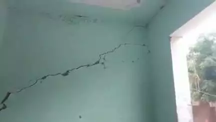 अमृतपुर: जैनापुर गांव में आटा चक्की की धमक से चटका मकान, पीड़ित ने उप जिला अधिकारी से लगाई गुहार, नहीं हुई कोई कार्रवाई