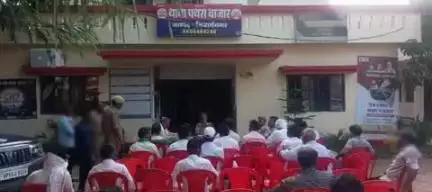 बांसी: पथरा बाजार थाने पर शांति कमेटी की बैठक में तमाम धर्मगुरु रहे मौजूद, दी गई गाइडलाइन की जानकारी