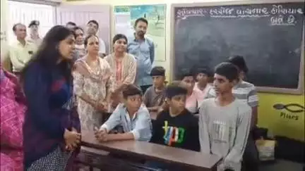 પુણા: ભારે વરસાદ કારણે સરથાણા માં આદર્શ નિવાસી શાળાના 102 બાળકો અન્યત્ર સરકારી શાળામાં ખસેડયા,smc કમિશનરની મુલાકાત