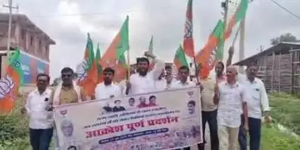 चिनिया: हेमंत सरकार पर भाजपा का आक्रोश प्रदर्शन, कानून व्यवस्था और भ्रष्टाचार के खिलाफ सौंपा मांगपत्र