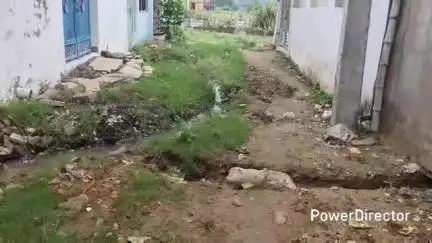कर्वी: एसडीएम कॉलोनी में रोड, नाली न होने पर जल भराव की समस्या से मोहल्लेवासी परेशान #jansamasya