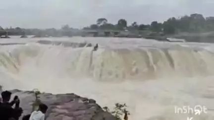 नाशिक: शहरातील गंगापूर रस्त्यावरील सोमेश्वर धबधबा पाहण्यासाठी पर्यटकांची मोठी गर्दी