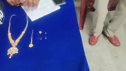 విశాఖపట్నం: సింహాద్రిపురంలో రెండు నెలల క్రితం ఓ ఇంట్లో చోరీకి గురైన 10 లక్షల బంగారం స్వాధీనం ముగ్గురు అరెస్ట్.. ఏసిపి లక్ష్మణ రావు