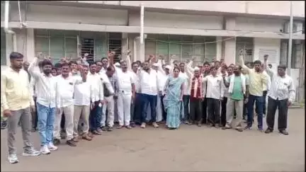 धुळे: जामखेडी धरणातून जलवाहिनी नेण्यास नवे नगरसह नऊ गावांचा विरोध; धुळे जिल्हाधिकारी कार्यालयाबाहेर तीव्र निदर्शने
