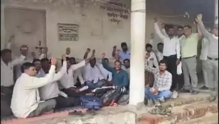हमीरपुर: मौदहा तहसील में अपनी मांगों को लेकर लेखपालों ने किया कार्य बहिष्कार