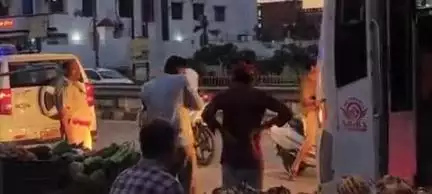 सरकारी वाहन से पीटीओ रानी सेंगर के प्राइवेट आदमी ट्रकों के ड्राइवर से कर रहे अवैध वसूली, वीडियो हुआ वायरल
