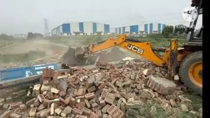 सोनीपत: गांव खेड़ी मनाजात में राजस्व भूमि पर बने 8 अवैध डीपीसी व डीलर ऑफिस ध्वस्त