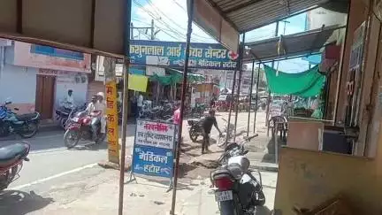 राठ कस्बा की मुख्य सड़क चौड़ीकरण निर्माण कार्य की मांग हुई तेज, जनता में आक्रोश