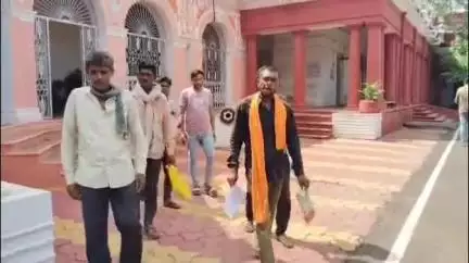 शिवपुरी नगर: लोहरछा के आदिवासियों ने विधायक प्रीतम लोधी के पीए पर जमीन छीनने का आरोप लगाया, कलेक्टर से की शिकायत