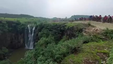 खुडैल: सेल्फी के लिए जान जोखिम में डालने वालों पर होगी एफआईआर, कलेक्टर ने चोरल, पातालपानी, खुड़ैल के मुहाड़ी पर पुलिस को दिए आदेश
