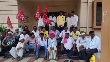 माजलगाव: उपविभागीय अधिकारी कार्यालयासमोर हलकी बजावा आंदोलन