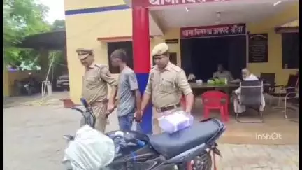 अतर्रा: बिसंडा में पुलिस ने मोटरसाइकिल चोरी के अभियुक्त को किया गिरफ्तार, अवैध तमंचा भी बरामद