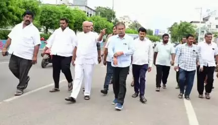 గుంటూరు: ఈనెల 26 న గుంటూరు పట్టణానికి సీఎం చంద్రబాబు రాక.. ఏర్పాట్లను పరిశీలించిన నగర మేయర్ కోవెలమూడి రవీంద్ర, నగర కమిషనర్