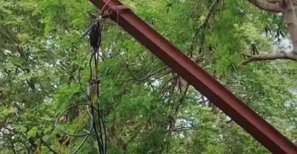 ग्वालियर गिर्द: ग्वालियर: ऐतिहासिक किले पर बिजली के खंभे से टकराया ट्रक, वीडियो आया सामने