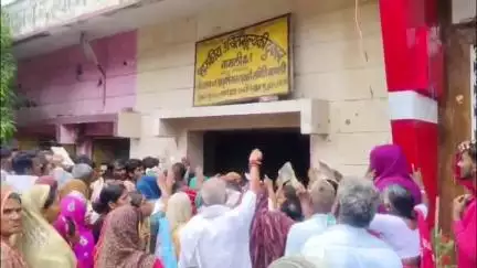 रतलाम: नामली में शासकीय उचित मूल्य की दुकान समय पर नहीं खुलने से लोगों का हंगामा