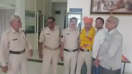 गुलाना: सुंदरसी से सुनेरा थाने में स्थानांतरण पर प्रधान आरक्षक रवि राय को पुष्प और साफा पहनाकर दी विदाई