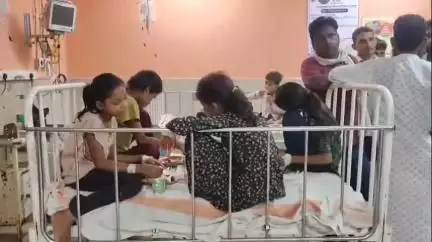 मधेपुरा: पीरनगर में जहरीला फल खाने से एक दर्जन से अधिक बच्चे बीमार, जेएनकेटी मेडिकल कॉलेज में इलाज जारी
