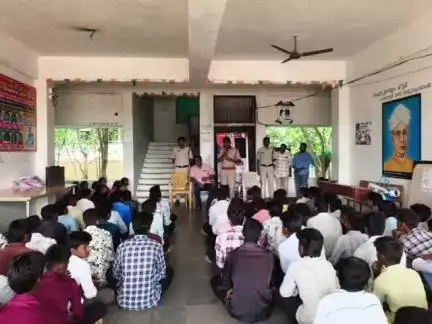 అలంపూర్: మాదకద్రవ్యాలకు అలవాటు పడి జీవితాన్ని నాశనం చేసుకోవద్దు:ఎస్సై శ్రీనివాస్ రావు