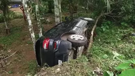 കൊടുങ്ങല്ലൂർ: ഡ്രൈവർക്ക് തലകറക്കം, ചൂലൂരിൽ കാർ നിയന്ത്രണം വിട്ട് വീട്ടുമുറ്റത്തേക്ക് മറിഞ്ഞു, ഒരാൾക്ക് പരിക്ക്