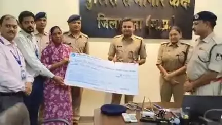 गुना नगर: ड्यूटी के दौरान सड़क दुर्घटना में मृत्यु होने पर पत्नी को दिया 50 लाख का चेक