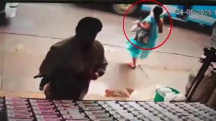 ഉടുമ്പൻചോല: നെടുങ്കണ്ടത്ത് ബസിൽ കയറുന്നതിനിടെ വീണ വയോധികയുടെ കാലിലൂടെ ചക്രം കയറിയിറങ്ങി, സി.സി.ടി.വി ദൃശ്യം