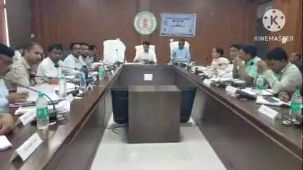 खैरागढ़ कलेक्ट्रेट में कलेक्टर ने लखपति दीदी योजना की समीक्षा बैठक की, लक्ष्यों की पूर्ति के लिए दिए निर्देश