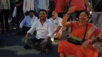 चांगळ्या बोले कुहू म्हणत ३ मद्यधुंद महिलांचा भररस्त्यात राडा,व्हिडिओ व्हायरल