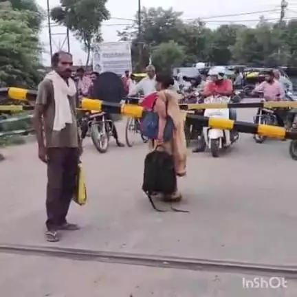 ऊंचाहार: ऊंचाहार नगर के थाना क्रासिंग पर ई-रिक्शा की टक्कर से टूटा बूम, राहगीर हुए परेशान