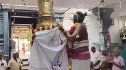 மோகனூர்: மோகனூரில் கல்யாண பிரசன்ன வெங்கட்ரமண பெருமாள் கோவிலில் ஆனி மாத தேர் திருவிழா கொடி ஏற்றத்துடன் தொடங்கியது