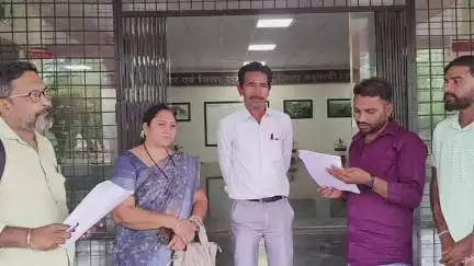 बड़वानी: निजी स्कूलों की मनमानी के विरोध में जयस ने कलेक्टर कार्यालय में नायब तहसीलदार को दिया ज्ञापन