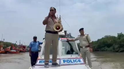 নামখানা: ফ্রেজারগঞ্জ কোস্টাল থানার পক্ষ থেকে মৎস্যজীবীদের উদ্দেশ্যে মাইকিং প্রচার