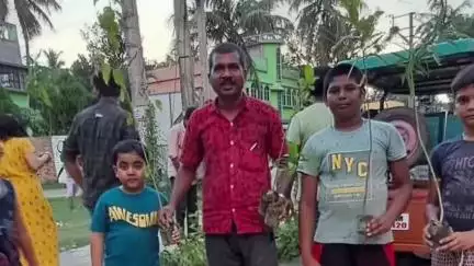 বেলডাঙা ১: পরিবেশের ভারসাম্য রক্ষার্থে হরিদাস বাটি এলাকায়   বৃক্ষরোপণ ও চারাগাছ বিতরণে সামিল বেলডাঙার BJP কনভেনার