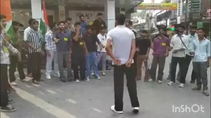 हमीरपुर: हमीरपुर के गांधी चौक पर एबीवीपी ने मशाल यात्रा निकालकर किया प्रदर्शन, बस अड्डे से गांधी चौक तक निकाली मशाल यात्रा
