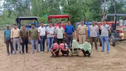 तुमसर: टेमनी ते सोंड्या रस्त्यावर रेतीची चोरटी वाहतूक करणाऱ्या ४ ट्रॅक्टरवर स्थानिक गुन्हे शाखा पथकाची कारवाई