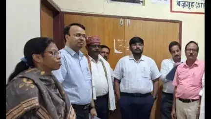जामताड़ा: जिला निर्वाचन पदाधिकारी ने समाहरणालय परिसर स्थित EVM वीवीपैट वेयरहाउस का किया निरीक्षण