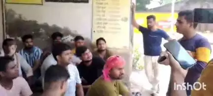 बलिया: रतसर उपकेंद्र पर बिजली कटौती के खिलाफ उपभोक्ताओं ने किया प्रदर्शन, जेई के आश्वासन पर धरना खत्म हुआ