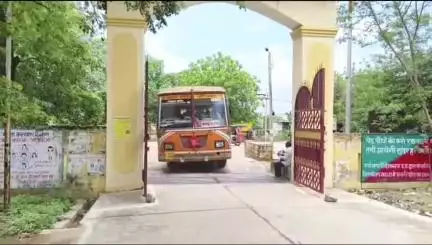 महोबा: रोडवेज डिपो परिसर में बढ़ती अव्यवस्था से कर्मचारी चिंतित, जिलाधिकारी को सौंपा ज्ञापन