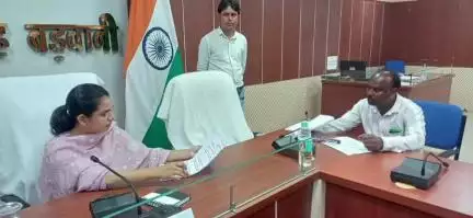 बड़वानी: बड़वानी कलेक्टर कार्यालय में जनसुनवाई, कलेक्टर ने व्यक्तिगत रूप से सुने 50 आवेदन