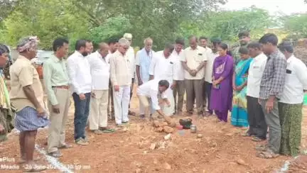 అలంపూర్: ఉప్పల క్యాంపు గ్రామంలో ఇందిరమ్మ ఇళ్ల నిర్మాణానికి ముగ్గును వేసిన అధికారులు