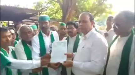 फर्रुखाबाद: भाकियू टिकैत ने मक्का खरीद में घाटोली का आरोप लगाकर किया प्रदर्शन, प्रशासन से वार्ता को तैयार #jansumvai
