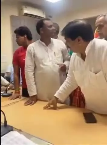 ग्वालियर गिर्द: ग्वालियर नगर निगम मुख्यालय में कमिश्नर और कांग्रेस नेता सुनील शर्मा के बीच तीखी बहस