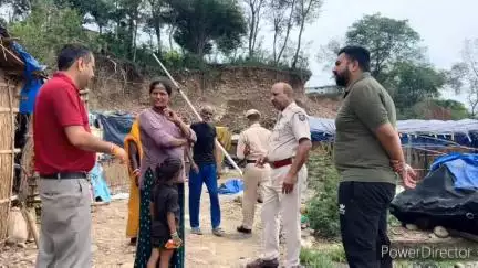नादौन: व्यास नदी के किनारे रह रहे प्रवासियों को असुरक्षित स्थान से हटाया गया, नदी किनारे ना जाने की दी गई हिदायत