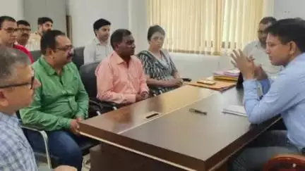 रूड़की: तहसील परिसर में एसडीएम देवेंद्र सिंह नेगी ने संभाला कार्यभार, अधिकारियों और कर्मचारियों ने किया स्वागत